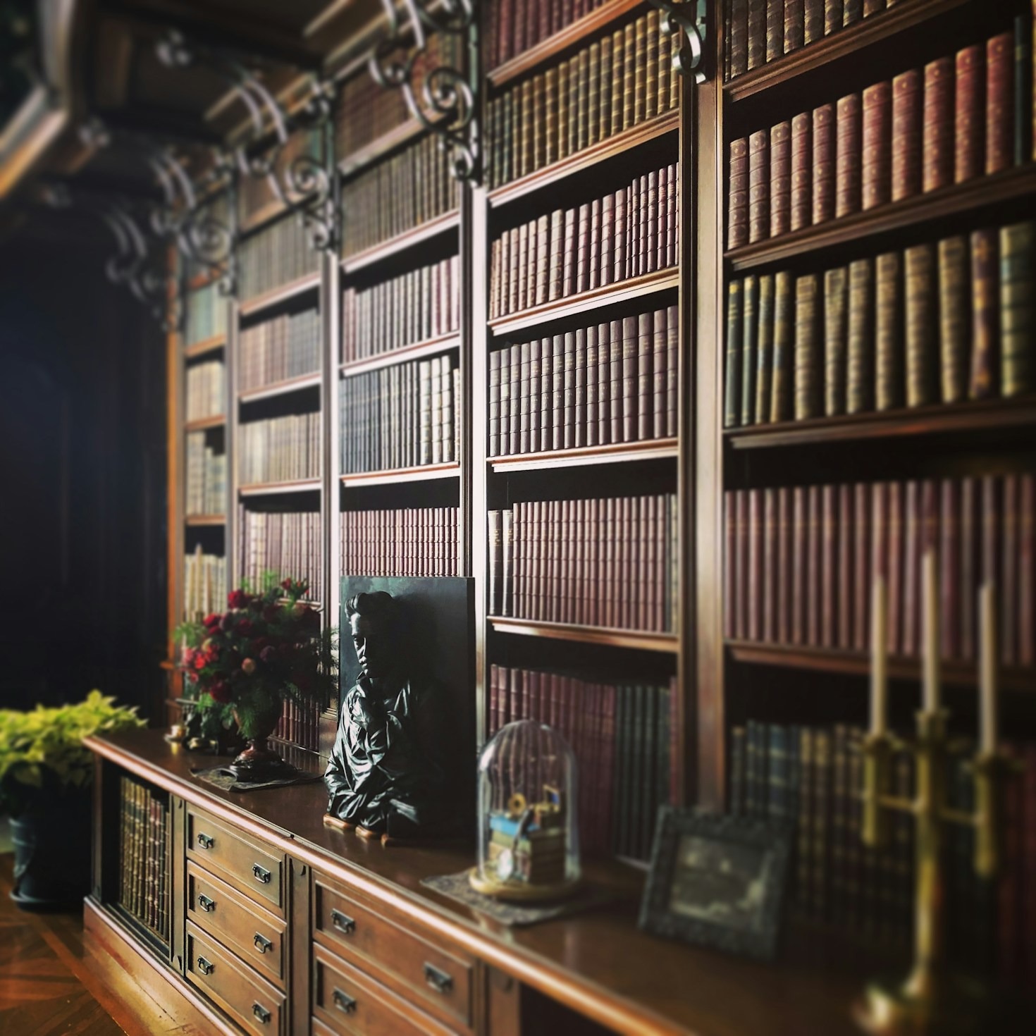 Blending Antiques into Contemporary Interiors